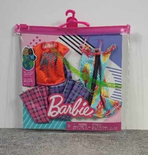 Zdjęcie oferty: Zestaw akcesoriów Barbie - ubranka