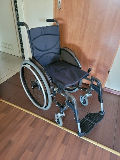 Zdjęcie oferty: Wózek inwalidzki ręczny ze stopów lekkich Vermeire