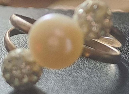 Zdjęcie oferty: Śliczny, duży srebrny pierścionek z perełkami