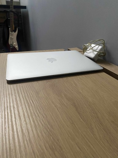 Zdjęcie oferty: MacBook Air 13” i5 / 8GB / 256GB + ładowarka dobry stan