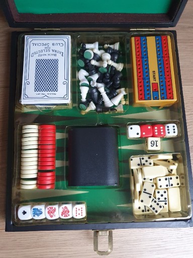 Zdjęcie oferty: Zestaw gier planszowych szachy domino karty