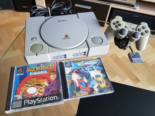 Zdjęcie oferty: Sony PlayStation (PSX, PS1), kable, pad, dwie gry.