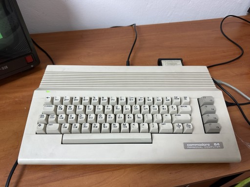 Zdjęcie oferty: Commodore C64 sprawne plomba ładny stan