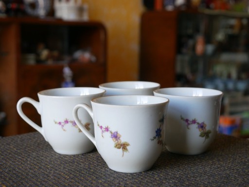 Zdjęcie oferty: 4 filiżanki z serwisu - porcelana Wałbrzych, PRL