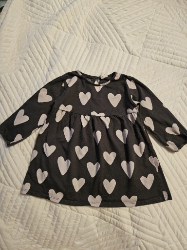 Zdjęcie oferty: H&M sukienka dzianinowa czarna w serca rozm. 80