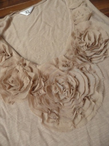 Zdjęcie oferty: Bluzka tunika dekolt zdobiony różami 40 42 beż 