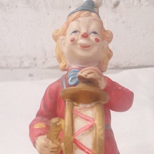 Zdjęcie oferty: Porcelanowa figurka klaun z bębenkiem, wysoki