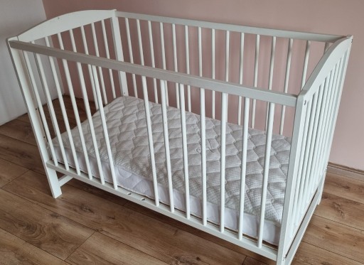 Zdjęcie oferty: Drewnienie łóżeczko niemowlęce z materacem 60x120
