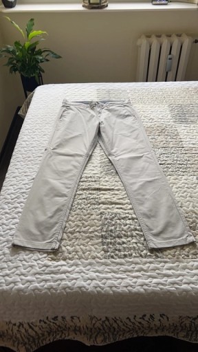 Zdjęcie oferty: Lekkie letnie spodnie slim-fit F&F 32/30