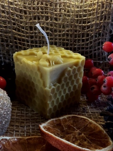 Zdjęcie oferty: Świeczka 100% wosk pszczeli kwadratowa z pszczołą 