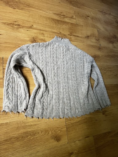 Zdjęcie oferty: Tanio! Szary sweterek M/S – poszarpany styl, świetny stan