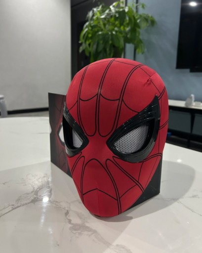 Zdjęcie oferty: Maska Spiderman 1:1 z poruszającymi się oczami