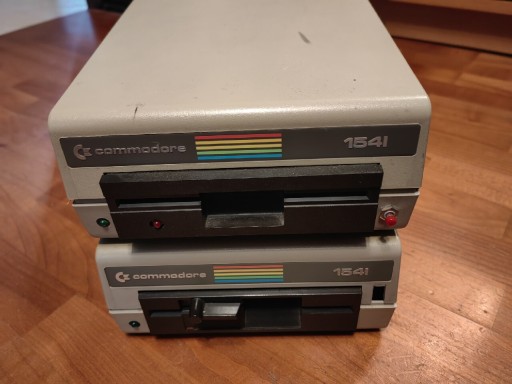 Zdjęcie oferty: 2 szt stacji dyskietek Commodore 154l. 