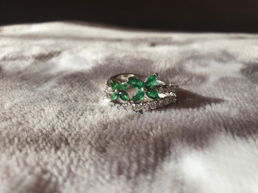 Zdjęcie oferty: Srebrny pierścionek z  zielonym kwiatem
