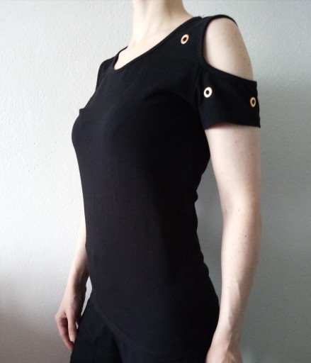 Zdjęcie oferty: Bluzka czarna z wcięciami na ramionach z kółkami 