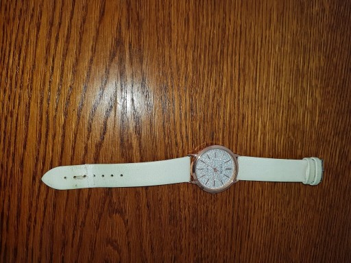Zdjęcie oferty: Zegarki. Biały zegarek  ze złotym kolorem .