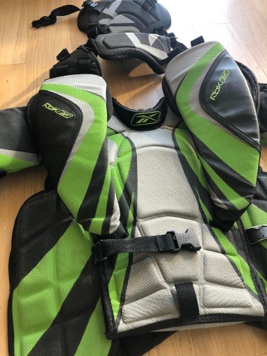 Zdjęcie oferty: Kamizelka hokejowa Reebok AB6K Jr-XL