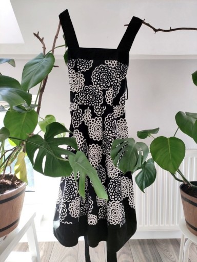 Zdjęcie oferty: Czarno - biała wizytowa sukienka w kwiatowy wzór M