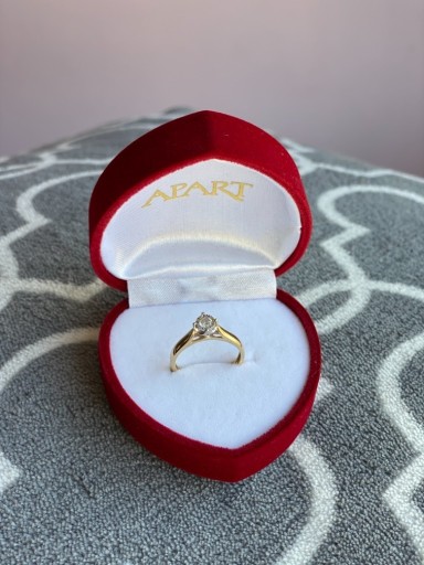Zdjęcie oferty: Złoty pierścionek zaręczynowy z diamentem 0,15 ct