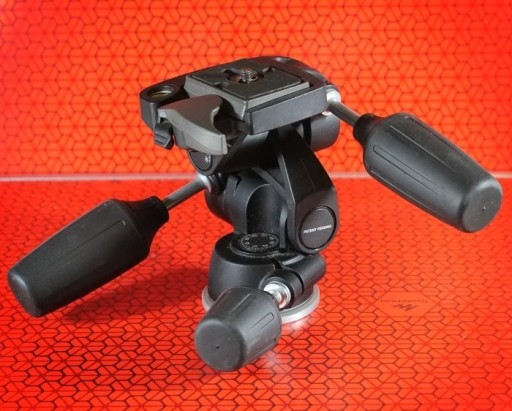 Zdjęcie oferty: Głowica fotograficzna MANFROTTO 804RC2 Made In Italy,  w pięknym stanie.