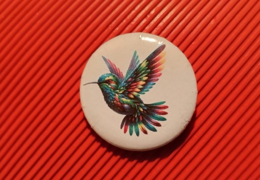 Zdjęcie oferty: Przypinka z  kolorowym kolibrem