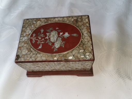 Zdjęcie oferty: stara szkatułka  z wzorami  z masy perłowe