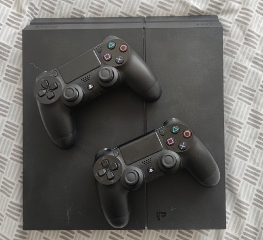 Zdjęcie oferty: Konsola PS4 CUH-1216B, 1 TB + 2 PADy + kable