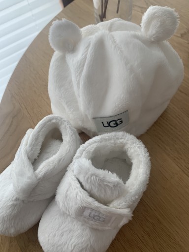 Zdjęcie oferty: UGG zestaw buciki i czapeczka rozm. 6-12m EU18