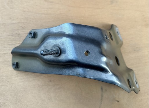 Zdjęcie oferty: Wspornik błotnika lewy przód VW EOS 1Q0821135B