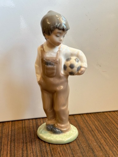 Zdjęcie oferty: LLADRO NAO Śliczna figurka chłopiec z piłką