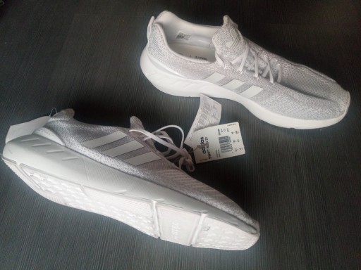 Zdjęcie oferty: Nowe buty Adidas Swift Run 22