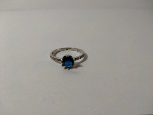 Zdjęcie oferty: Srebrny pierścionek z niebieskim cyrkonią