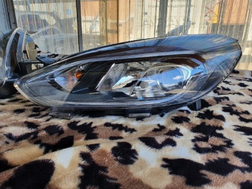 Zdjęcie oferty: Reflektory, lampy, komplet przód Ford Fiesta MK8