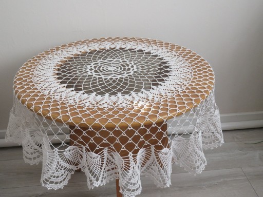 Zdjęcie oferty: obrus na okrągły stolik wykonany szydełkiem