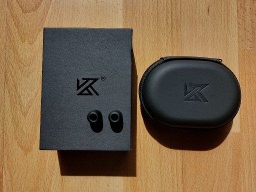 Zdjęcie oferty: Nowe rewelacyjne słuchawki KZ ZSX etui mikrofon