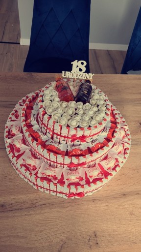 Zdjęcie oferty: Prezent na 18 urodziny - tort ze słodyczy 