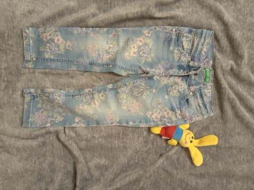 Zdjęcie oferty: Spodnie jeansowe w kwiaty 98