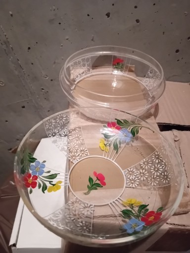 Zdjęcie oferty: Szklany zamykany pojemnik i patera w kwiaty