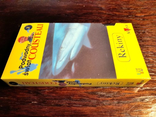 Zdjęcie oferty: PODWODNY ŚWIAT COUSTEAU Rekiny kaseta wideo VHS