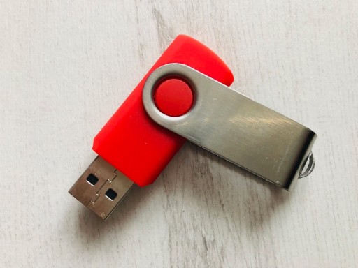 Zdjęcie oferty: NOWY Pendrive 8 GB czerwony rozkładany do smyczy