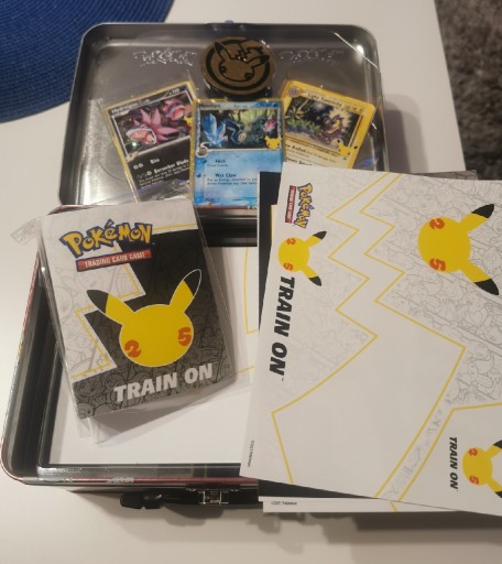 Zdjęcie oferty: Pokemon TCG Celebrations puszka, gadżety i karty!