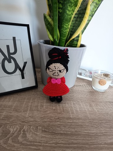 Zdjęcie oferty: Szydełkowy brelok zawieszka mała Mi w wersji z czarnymi włosami 