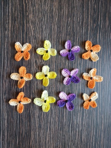 Zdjęcie oferty: Kwiatki z koralikiem na szydełku kordonek zestaw 