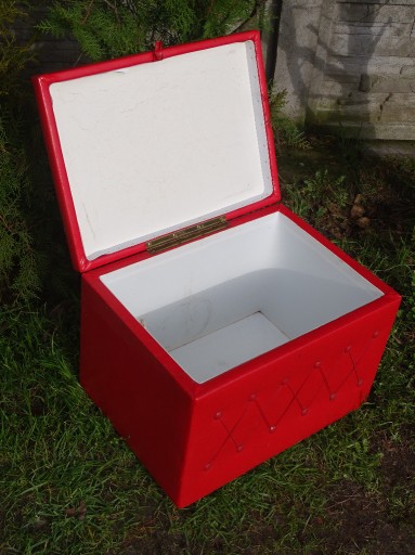 Zdjęcie oferty: Pufa skrzynka obita czerwoną skają 50,5X36,7X35 cm