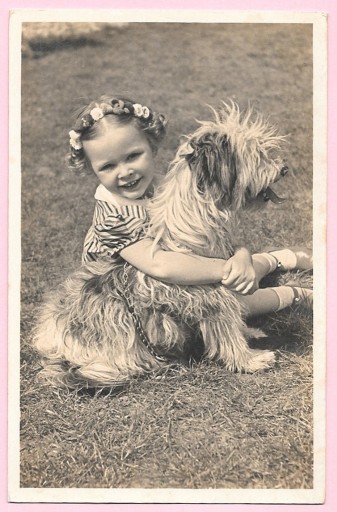 Zdjęcie oferty: Mała dziewczynka z psem - stara fotopocztówka