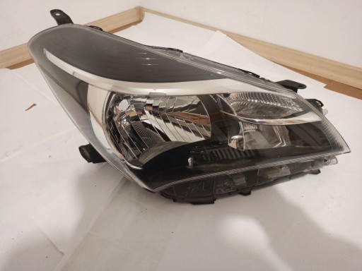 Zdjęcie oferty: Toyota yaris Reflektor lampa prawa 12-15 zwykła 