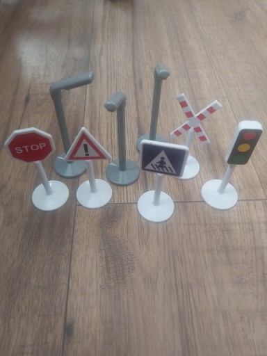 Zdjęcie oferty: Znaki latarnie pociąg pojazd tory drewniane przejazdy Tomek i Przyjaciele