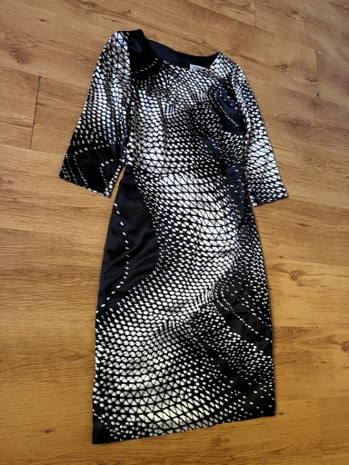 Zdjęcie oferty: Tanio! Czarna sukienka Monnari 36 – biały wzór, zamek, jak nowa