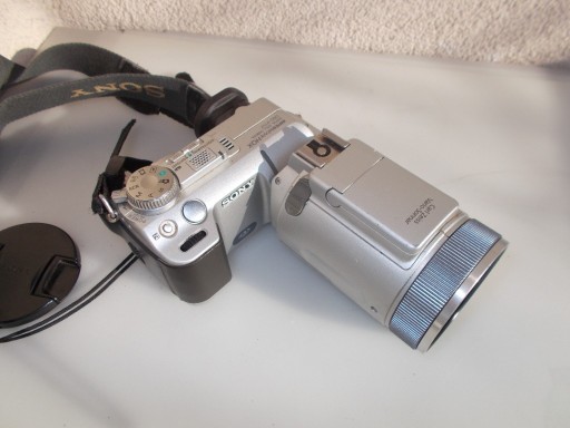 Zdjęcie oferty: Sony DSC-F717, ładowarka ,uszkodzony.