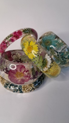 Zdjęcie oferty: Bransoletka żywica suszone kwiaty handmade 